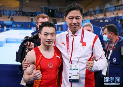 体操男子双杠：中国选手邹敬园夺得冠军